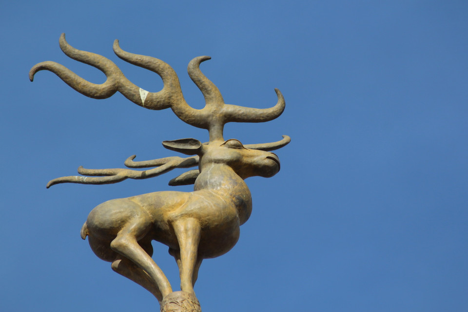 Phần trên cùng là hình điêu khắc con hươu - biểu tượng của nước cộng hòa Tuva (Nga). (Ảnh: Trần Hiếu/Vietnam+)