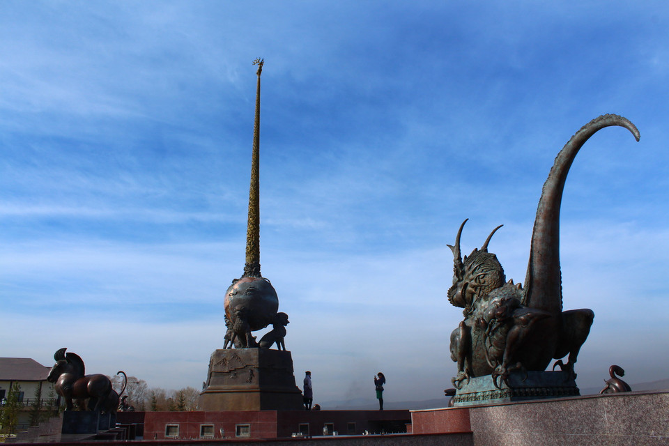 Công trình điêu khắc 'Trung tâm châu Á' là niềm tự hào của người dân Tuva. (Ảnh: Trần Hiếu/Vietnam+)