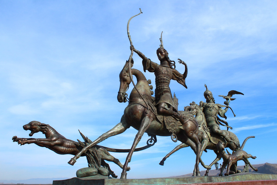 Công trình điêu khắc 'Chuyến đi săn Hoàng gia' cùng với cột bia mốc 'Trung tâm châu Á' được khánh thành nhân dịp kỷ niệm 100 năm thống nhất Tuva với nước Nga. (Ảnh: Trần Hiếu/Vietnam+)