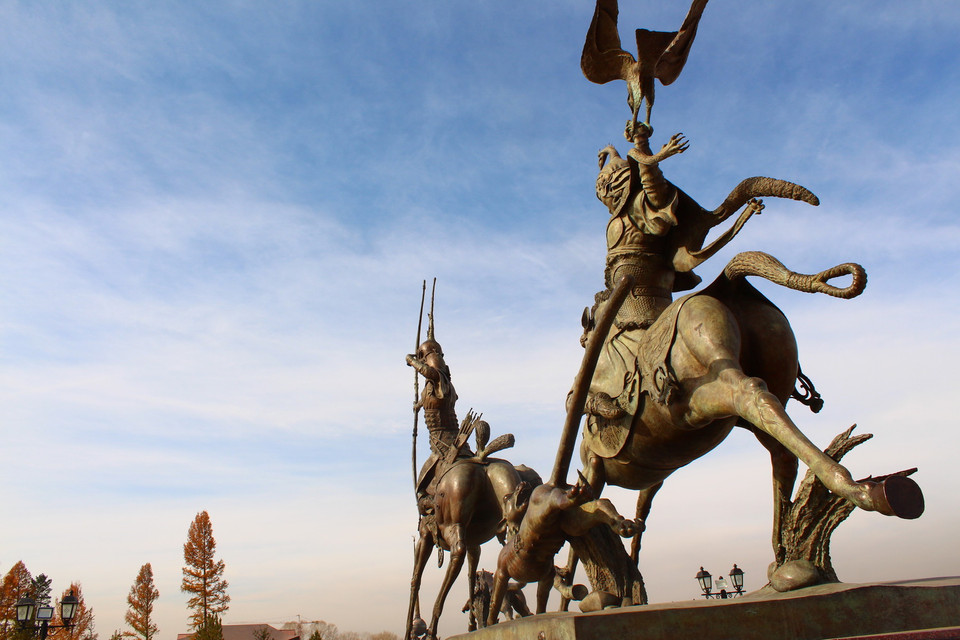 Công trình điêu khắc mô tả chuyến đi săn của gia đình Hoàng gia Tuvin trong quá khứ. (Ảnh: Trần Hiếu/Vietnam+)