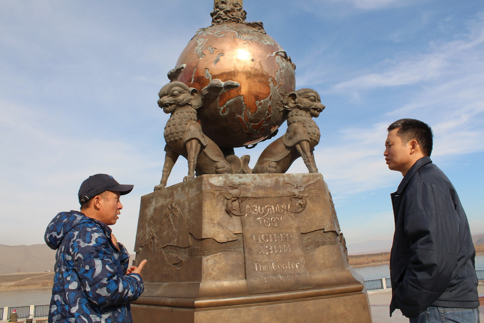 Dòng chữ 'Trung tâm châu Á' được ghi bằng ba ngôn ngữ: Tuvin, Nga và Anh. (Ảnh: Trần Hiếu/Vietnam+)