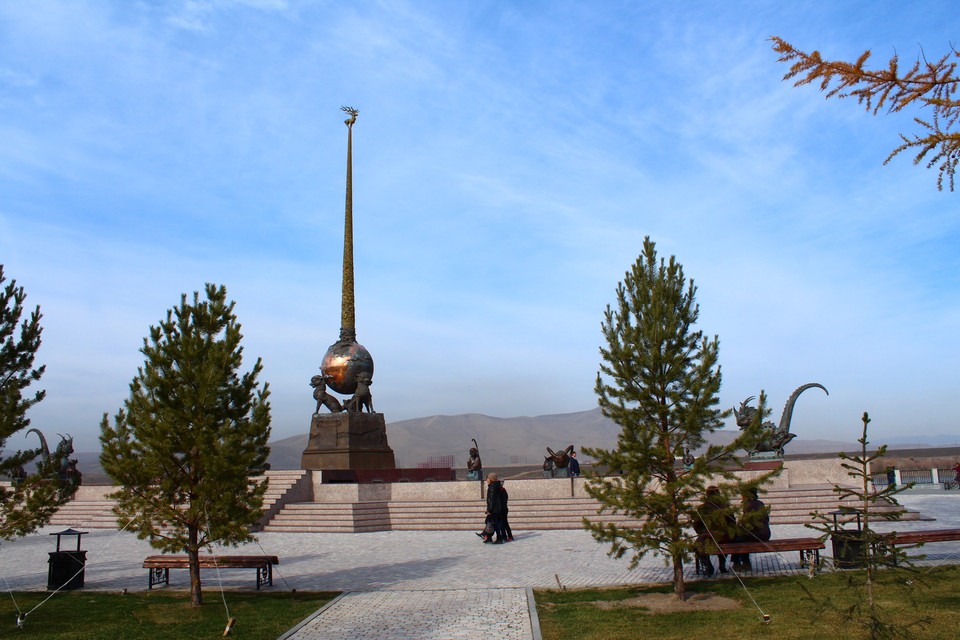 Khuôn viên rộng rãi, yên tĩnh nằm ngay giữa trung tâm thành phố là địa điểm lý tưởng để người dân nghỉ ngơi, thư giãn. (Ảnh: Trần Hiếu/Vietnam+)