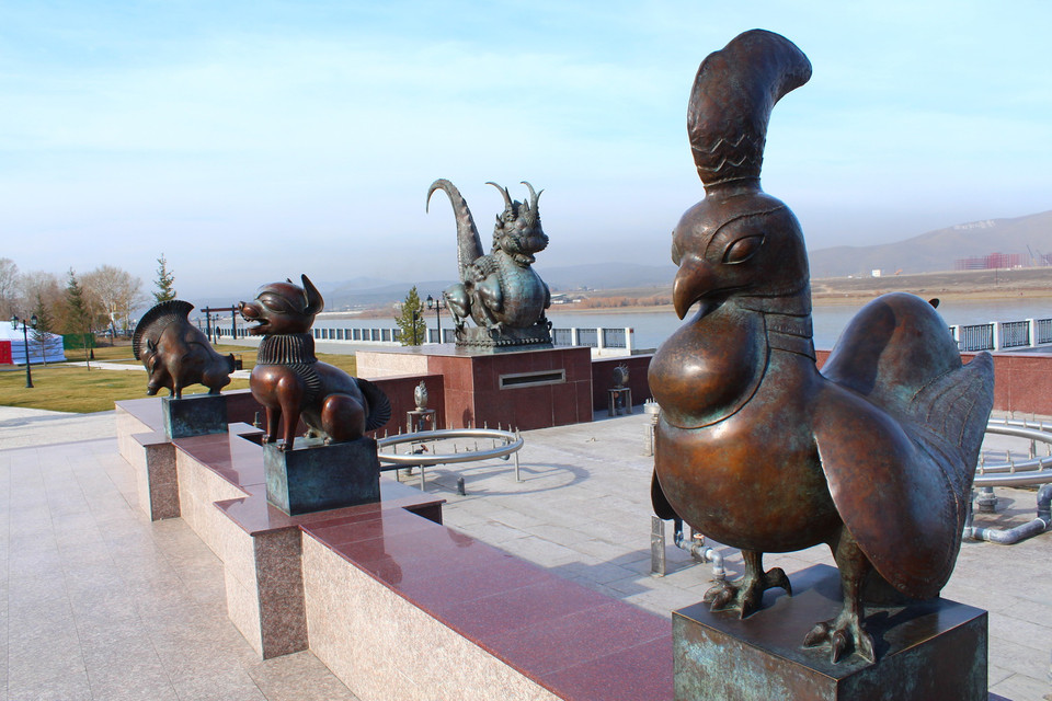 Xung quanh cột mốc có hình điêu khắc 12 con vật tượng trưng cho 12 con giáp trong truyền thuyết của người Phương Đông. (Ảnh: Trần Hiếu/Vietnam+)