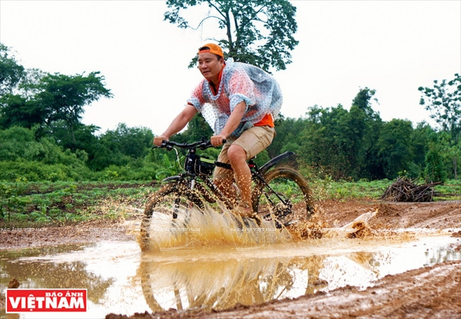 Trải nghiệm vượt qua những vũng nước trên đường quê mang lại sự thú vị cho người chơi. 