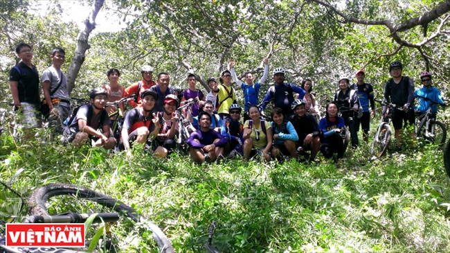 Sau một hành trình dài, các bạn trẻ tận hưởng niềm vui tại đích đến. 