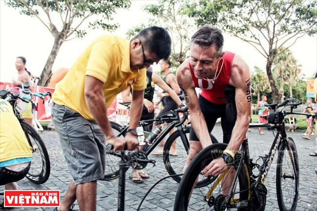 Các thành viên cùng giúp nhau sửa chữa xe đạp bị hỏng trên các cung đường. 