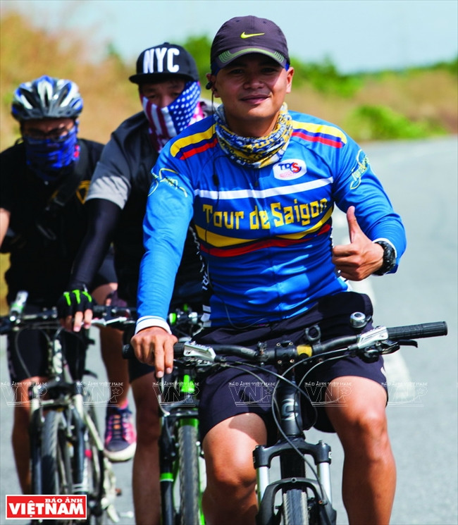 Tham gia du lịch trải nghiệm bằng xe đạp dành cho các bạn trẻ ưa thích mạo hiểm. 