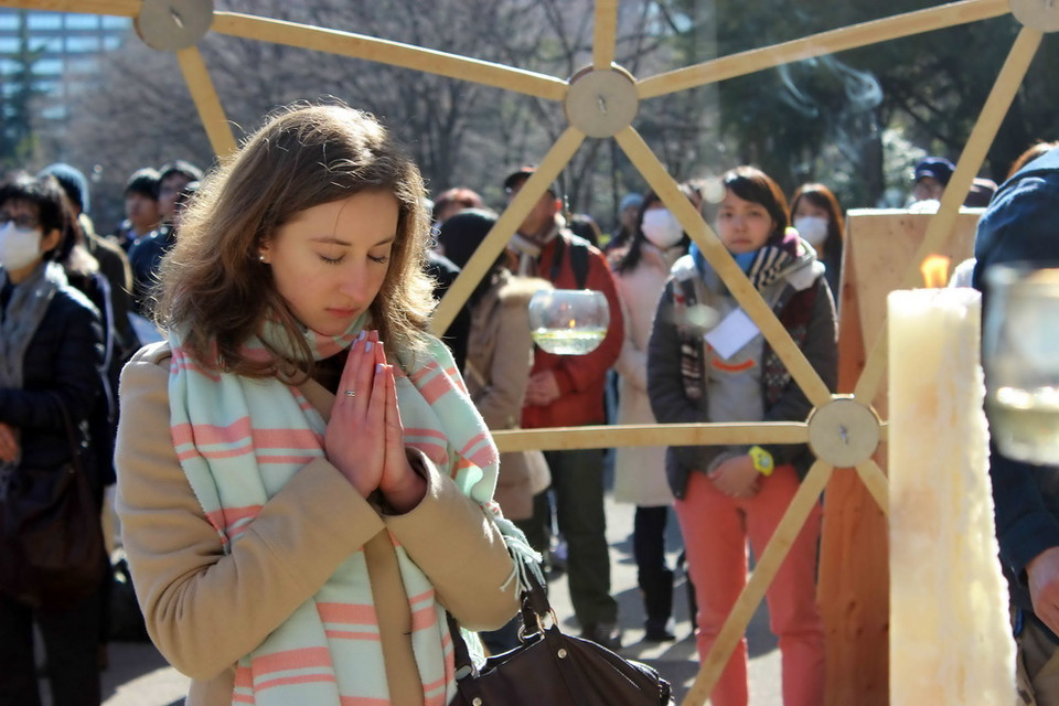 Nhiều người nước ngoài ở Nhật cũng đến tưởng niệm các nạn nhân thảm họa kép.