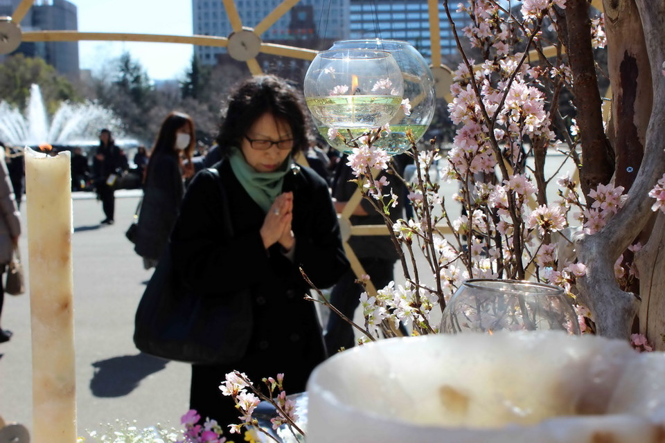 Phần đông những người đến đặt hoa ở đây đều có một mong muốn phần nào xoa dịu nỗi đau cho các gia đình mất người thân trong thảm họa kép.