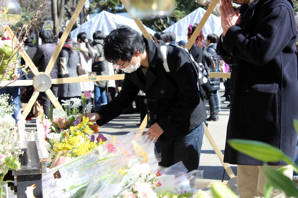 Phần đông những người đến đặt hoa ở đây đều có một mong muốn phần nào xoa dịu nỗi đau cho các gia đình mất người thân trong thảm hoạ kép.