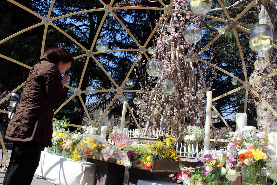 Mái vòm hình cầu và các ô hình tam giác của địa điểm đặt hoa gợi cho người ta cảm giác về hình ảnh toà nhà trơ khung sau vụ ném bom nguyên tử xuống Hiroshima năm 1945.