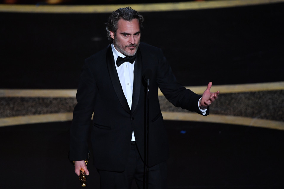 Vai diễn gã hề Joker đã mang lại giải thưởng Nam Diễn viên chính xuất sắc nhất cho Joaquin Phoenix(Ảnh: AFP/TTXVN)