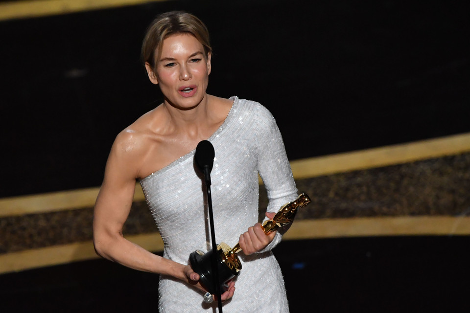 Renee Zellweger giành giải Nữ diễn viên chính xuất sắc nhất cho "Judy".(Ảnh: AFP/TTXVN)