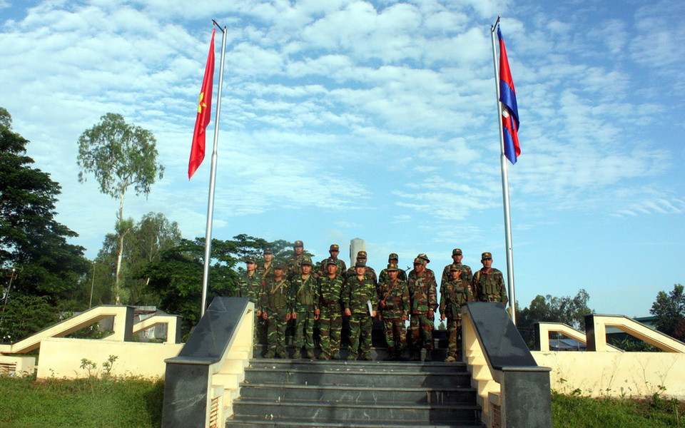Bộ đội Biên phòng An Giang phối hợp tuần tra với biên phòng Campuchia.