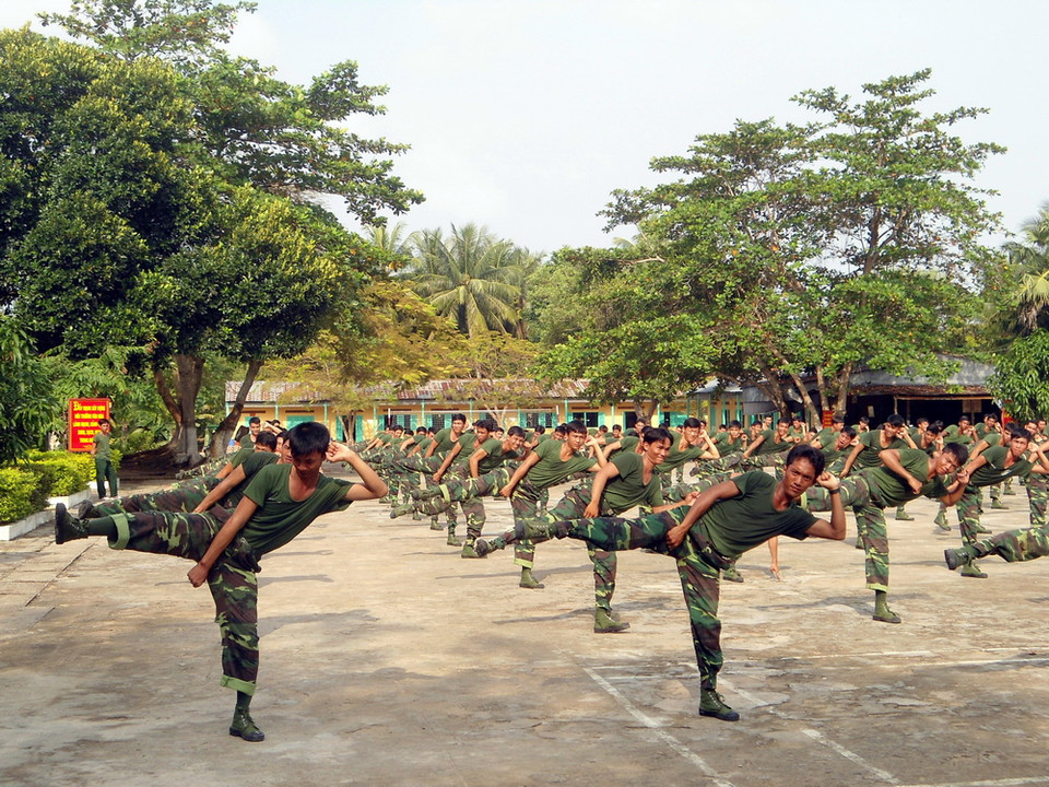 Chiến sỹ mới luyện tập võ thuật