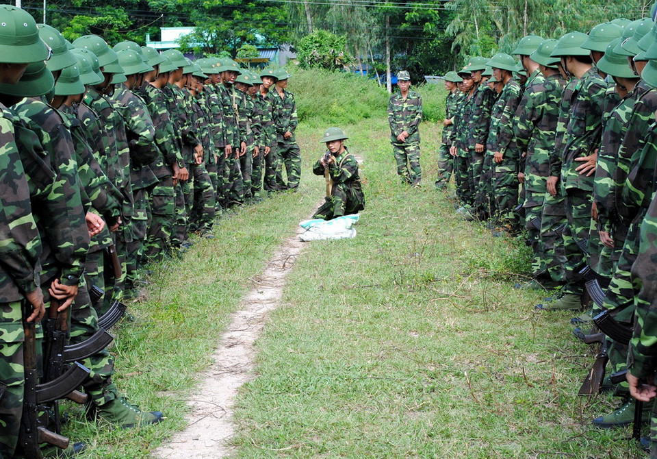 Tích cực rèn luyện thể lực, võ thuật, làm chủ vũ khí, trang bị.