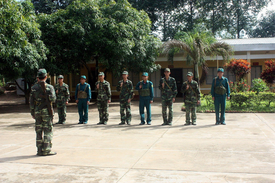 Bộ đội biên phòng phối hợp với dân quân, tự vệ địa phương bảo vệ chủ quyền biên giới.