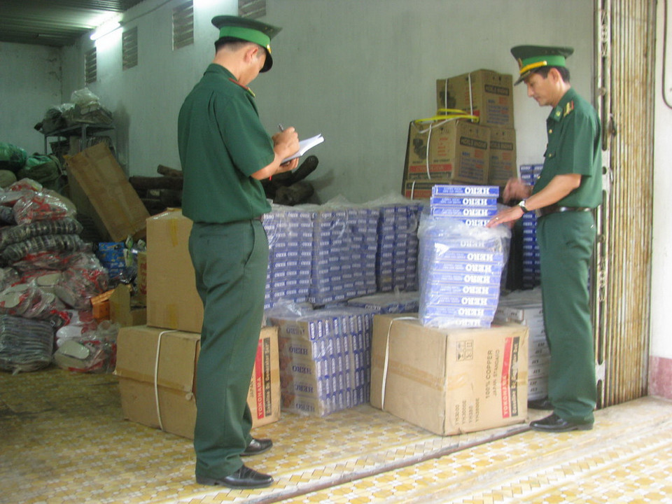 Tang vật thu giữ được trong một vụ vận chuyển thuốc lá lậu qua biên giới. /.