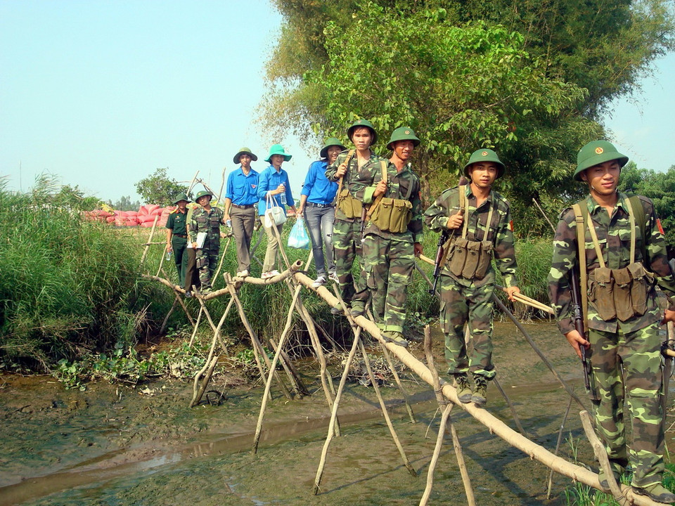 Đoàn viên, thanh niên địa phương cũng tích cực tham gia cùng bộ đội biên phòng bảo vệ an ninh biên giới.
