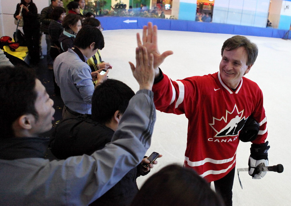 Nhiều khán giả đã đến cổ vũ cho cả hai đội. (Ảnh: Trần Việt/TTXVN)