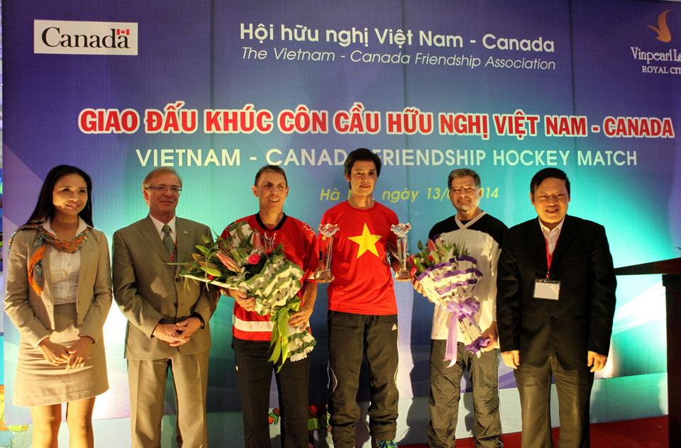 Đại diện hai đội chụp ảnh lưu niệm trước trận giao hữu. (Ảnh: Trần Việt/TTXVN)