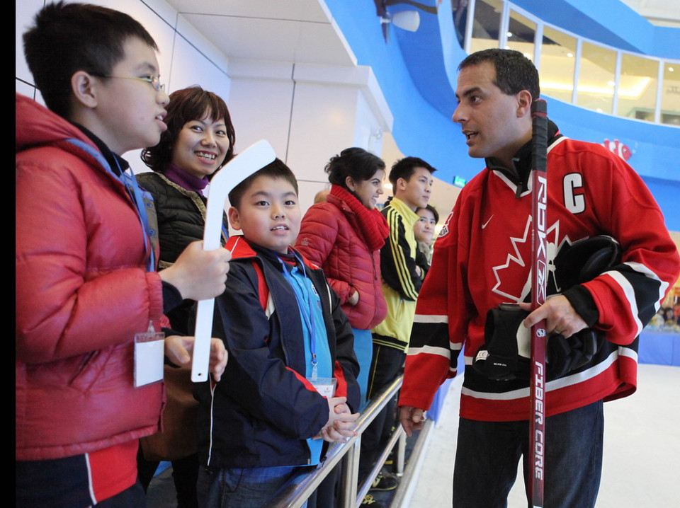 Giao lưu giữa cầu thủ và người hâm mộ. (Ảnh: Trần Việt/TTXVN)