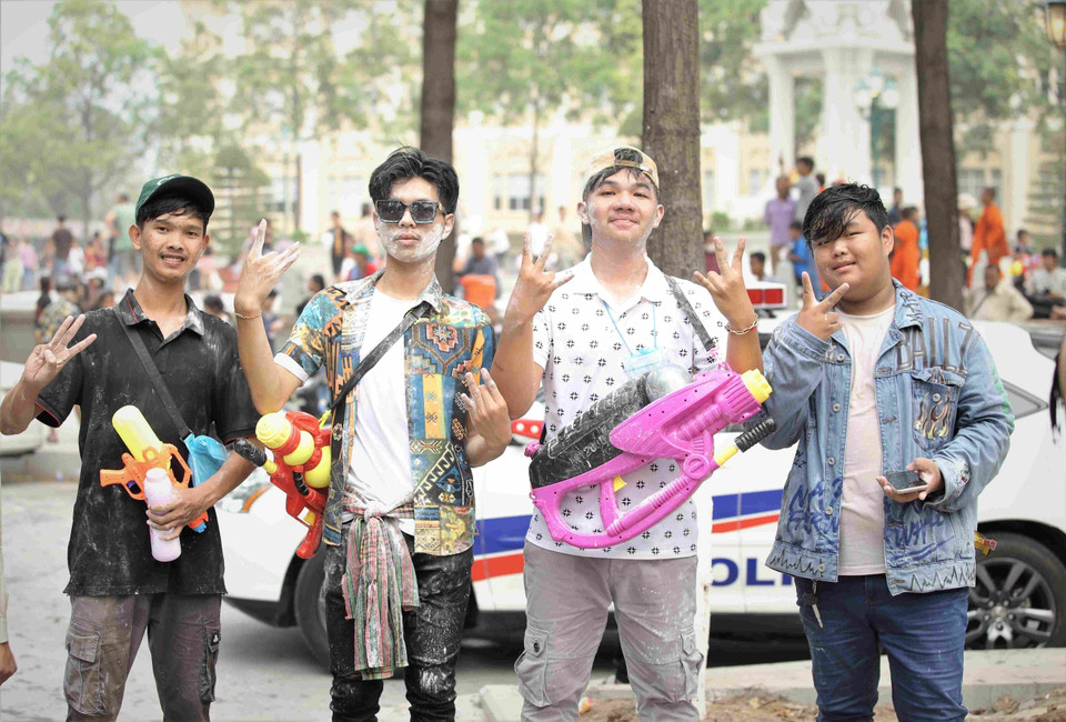 Các bạn trẻ Campuchia hào hứng tham gia các hoạt động trong khuôn khổ sự kiện Sangkran Wat Phnom. (Ảnh: Huỳnh Thảo/TTXVN)