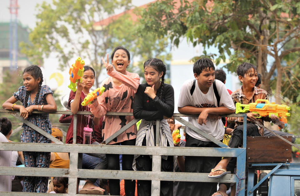 Trẻ em Campuchia với nét đẹp hồn nhiên trong những ngày vui Tết cổ truyền năm 2023 trong khuôn khổ sự kiện Sangkran Wat Phnom. (Ảnh: Huỳnh Thảo/TTXVN)