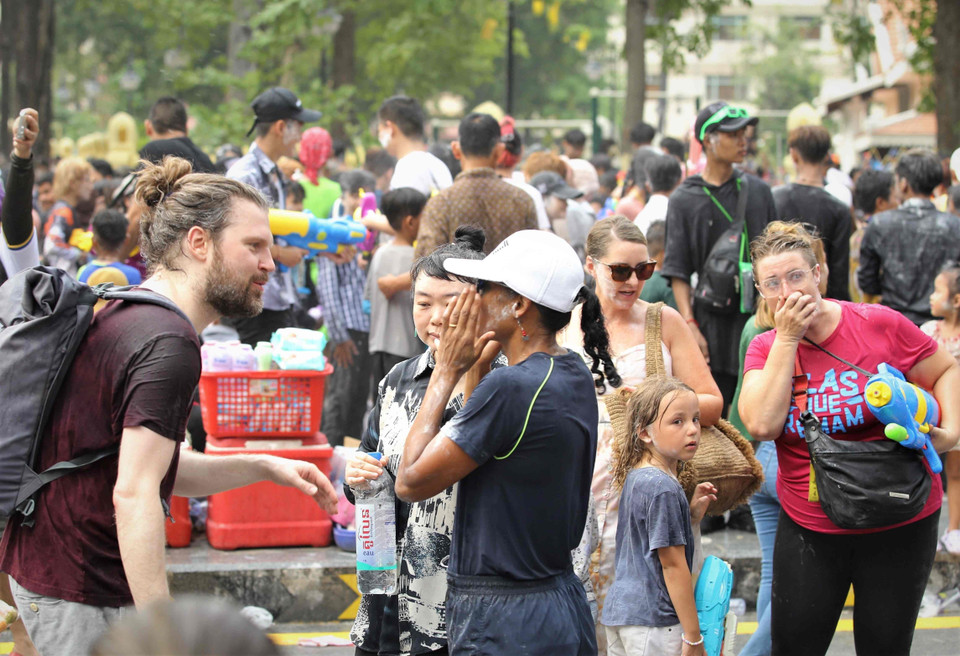 Du khách nước ngoài cũng hào hứng tham gia sự kiện Sangkran Wat Phnom 2023 ở thủ đô Phnom Penh, Vương quốc Campuchia. (Ảnh: Huỳnh Thảo/TTXVN)