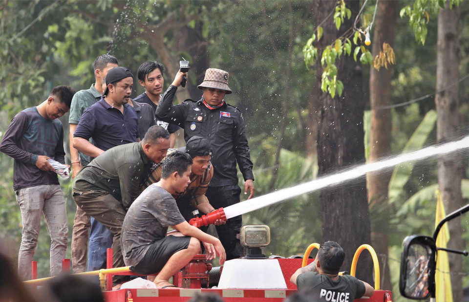 Ban tổ chức sử dụng xe chuyên dụng với vòi rồng phun nước phục vụ hoạt động té nước trong sự kiện Sangkran Wat Phnom. (Ảnh: Huỳnh Thảo/TTXVN)