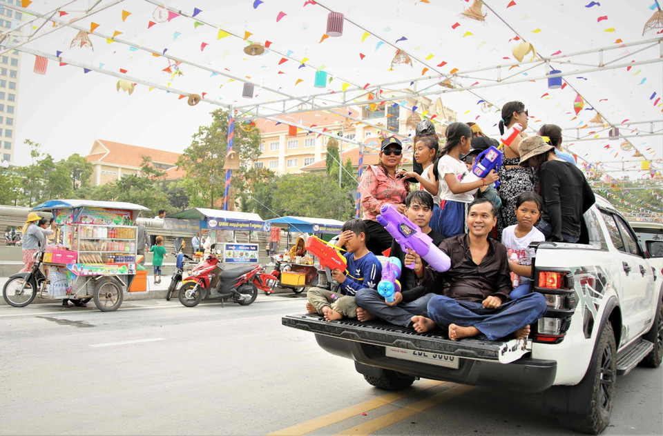 Trên các ngả đường vào khu vực tổ chức sự kiện Sangkran Wat Phnom, các hoạt động vui chơi giải trí khởi động với các màn té nước, bắn nước. (Ảnh: Huỳnh Thảo/TTXVN)