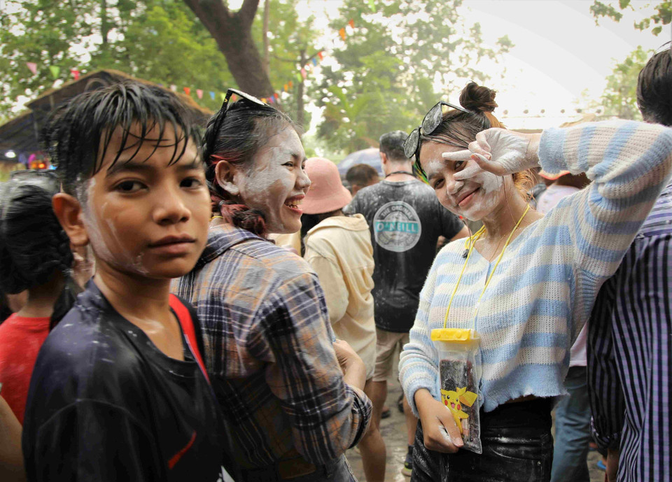 Tham gia sự kiện Sangkran Wat Phnom 2023, giới trẻ Campuchia hào hứng với hoạt động bôi bột mỳ lên mặt hay ném bột mỳ vào nhau. (Ảnh: Huỳnh Thảo/TTXVN)