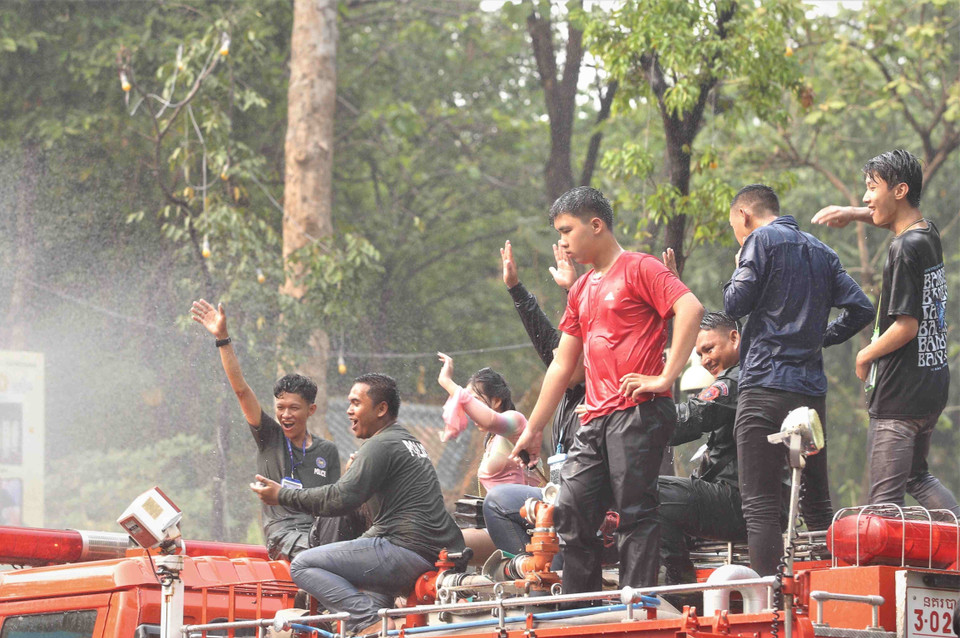 Ban tổ chức sử dụng xe chuyên dụng với vòi rồng phun nước phục vụ hoạt động té nước trong sự kiện Sangkran Wat Phnom. (Ảnh: Huỳnh Thảo/TTXVN)