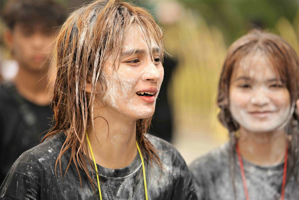 Tham gia sự kiện Sangkran Wat Phnom 2023, giới trẻ Campuchia hào hứng với hoạt động bôi bột mỳ lên mặt hay ném bột mỳ vào nhau. (Ảnh: Huỳnh Thảo/TTXVN)