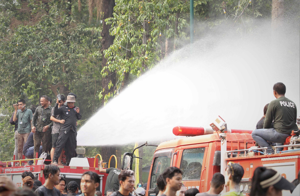 Ban tổ chức sử dụng xe chuyên dụng với vòi rồng phun nước phục vụ hoạt động té nước trong sự kiện Sangkran Wat Phnom. (Ảnh: Huỳnh Thảo/TTXVN)