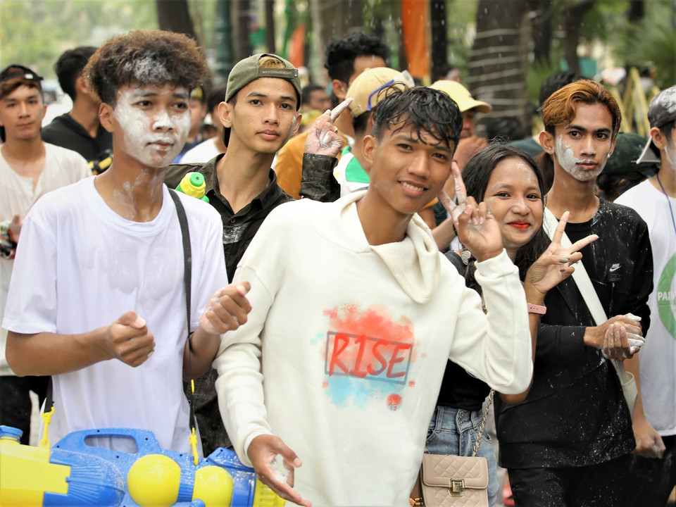 Các bạn trẻ Campuchia hào hứng tham gia các hoạt động trong khuôn khổ sự kiện Sangkran Wat Phnom. (Ảnh: Huỳnh Thảo/TTXVN)