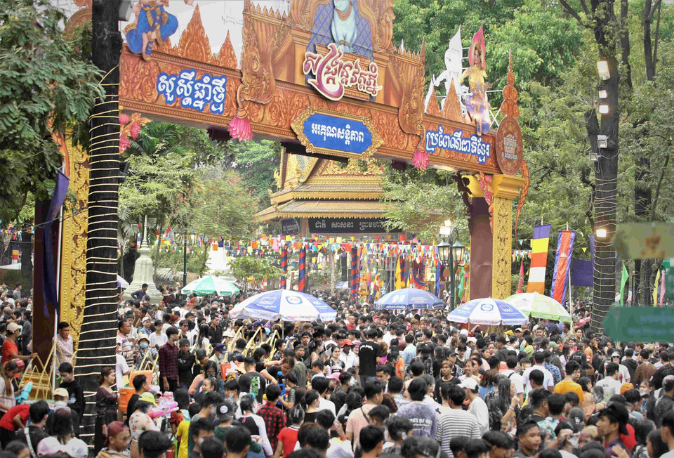 Mỗi ngày, sự kiện Sangkran Wat Phnom 2023 thu hút hàng vạn công chúng đến vui chơi giải trí. (Ảnh: Huỳnh Thảo/TTXVN)