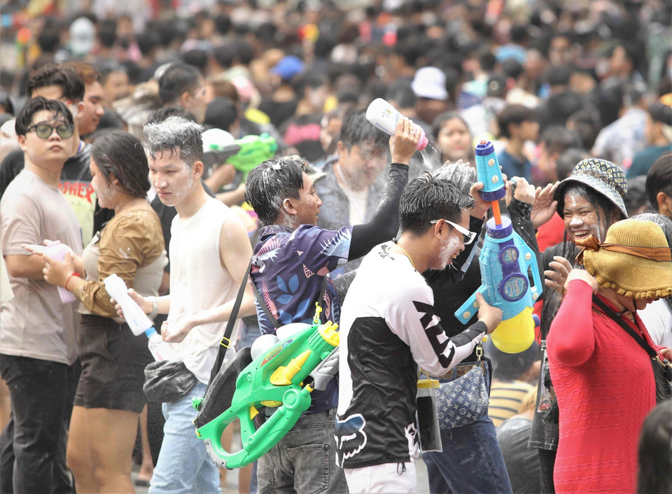 Tham gia sự kiện Sangkran Wat Phnom 2023, giới trẻ Campuchia hào hứng với hoạt động bôi bột mỳ lên mặt hay ném bột mỳ vào nhau. (Ảnh: Huỳnh Thảo/TTXVN)