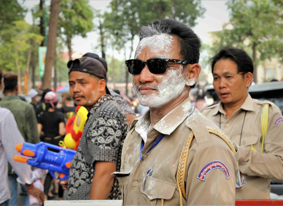 Các thành viên Ban tổ chức sự kiện Sangkran Wat Phnom 2023 ở thủ đô Phnom Penh cũng trở thành một phần của hoạt động té nước, bôi bột mỳ lên mặt… (Ảnh: Huỳnh Thảo/TTXVN)