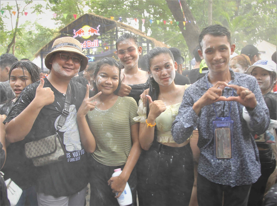 Tham gia sự kiện Sangkran Wat Phnom 2023, giới trẻ Campuchia hào hứng với hoạt động bôi bột mỳ lên mặt hay ném bột mỳ vào nhau. (Ảnh: Huỳnh Thảo/TTXVN)
