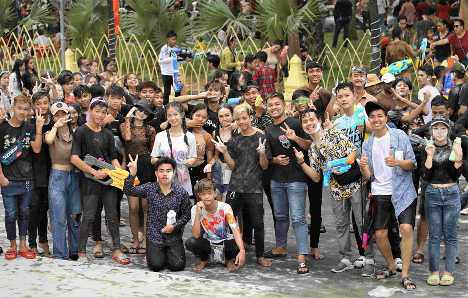Các bạn trẻ Campuchia hào hứng tham gia các hoạt động trong khuôn khổ sự kiện Sangkran Wat Phnom. (Ảnh: Huỳnh Thảo/TTXVN)