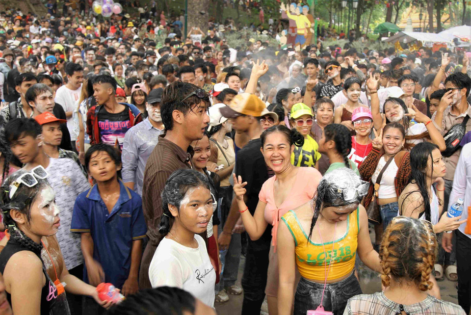 Khu vực sân khấu biểu diễn nghệ thuật tại sự kiện Sangkran Wat Phnom 2023 luôn sôi động với các màn múa hát kết hợp té nước, bắn nước. (Ảnh: Huỳnh Thảo/TTXVN)