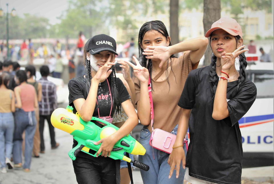 Các thành viên Ban tổ chức sự kiện Sangkran Wat Phnom 2023 ở thủ đô Phnom Penh cũng trở thành một phần của hoạt động té nước, bôi bột mỳ lên mặt… (Ảnh: Huỳnh Thảo/TTXVN)