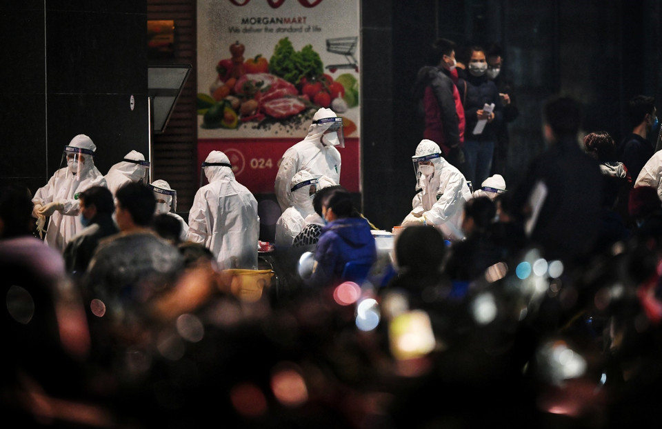 Đối tượng xét nghiệm COVID-19 là toàn bộ cư dân, nhân viên làm việc tại 2 toà A và B của chung cư Sky City Tower. (Ảnh: Thành Đạt/TTXVN)