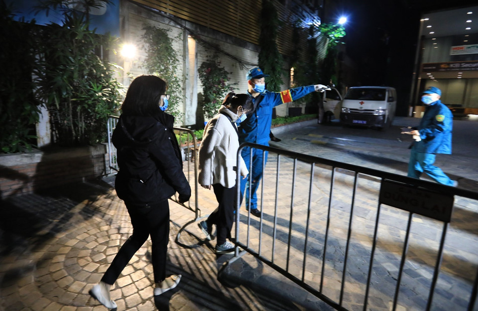 Nhiều người đến xét nghiệm sau khi biết thông tin có ca mắc COVID-19 tại tòa nhà. (Ảnh: Thành Đạt/TTXVN)