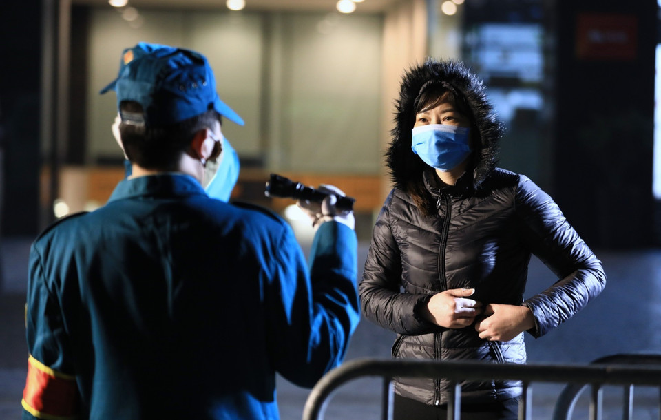 Các cư dân sinh sống và làm việc tại chung cư Sky City chưa được phép rời khỏi tòa nhà khi chưa có kết quả xét nghiệm. (Ảnh: Thành Đạt/TTXVN)