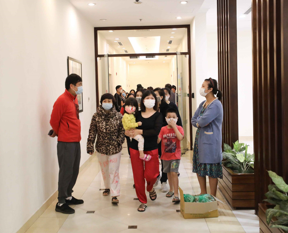 Cư dân không còn bị hạn chế đi lại, ra khỏi nhà song vẫn phải tuân thủ nghiêm các biện pháp phòng chống dịch. (Ảnh: Thanh Tùng/TTXVN)