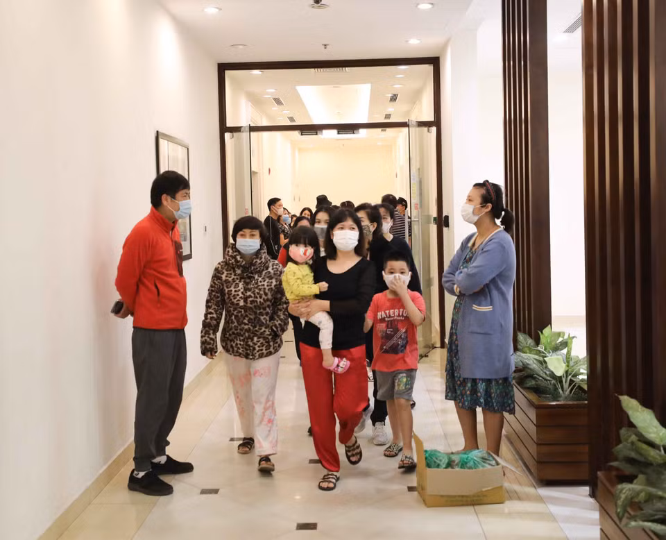 Cư dân không còn bị hạn chế đi lại, ra khỏi nhà song vẫn phải tuân thủ nghiêm các biện pháp phòng chống dịch. (Ảnh: Thanh Tùng/TTXVN)
