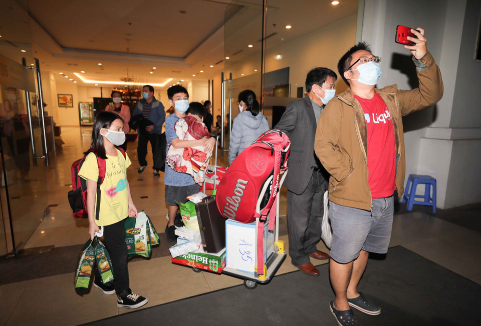 Người dân vô cùng hân hoan khi lệnh phong tỏa được dỡ bỏ.(Ảnh: Thanh Tùng/TTXVN)