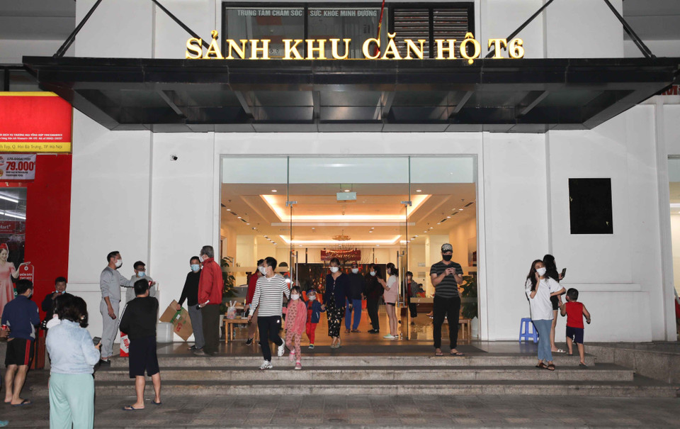 Cư dân không còn bị hạn chế đi lại, ra khỏi nhà song vẫn phải tuân thủ nghiêm các biện pháp phòng chống dịch.(Ảnh: Thanh Tùng/TTXVN)